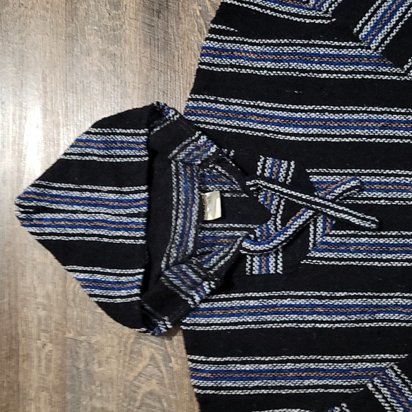 Very Gently Loved unisex size medium poncho made and bought in Mexico by Oland - Picture 5 of 12